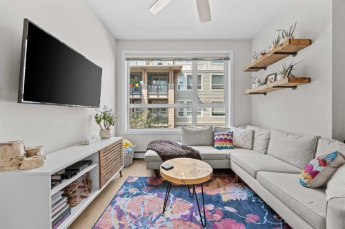 231-721 4 Street Ne, Calgary, AB - Indoor Photo Showing Living Room