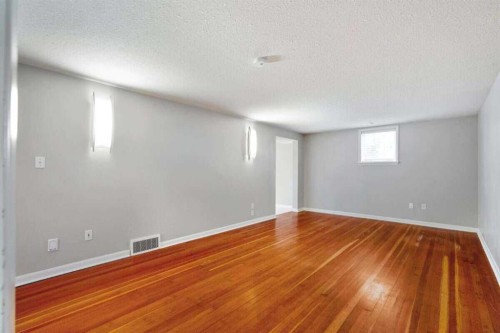 2307 Richmond Road Sw, Calgary, AB - Indoor Photo Showing Other Room
