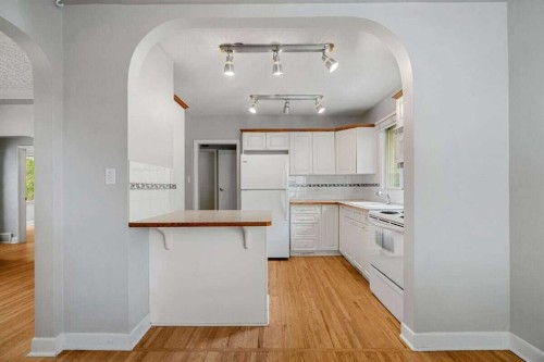 2307 Richmond Road Sw, Calgary, AB - Indoor Photo Showing Kitchen