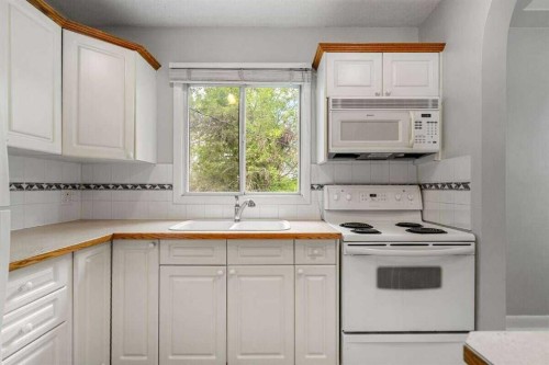 2307 Richmond Road Sw, Calgary, AB - Indoor Photo Showing Kitchen