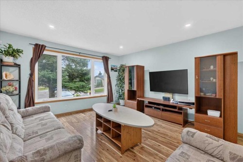 120 Aboyne Place Ne, Calgary, AB - Indoor Photo Showing Living Room