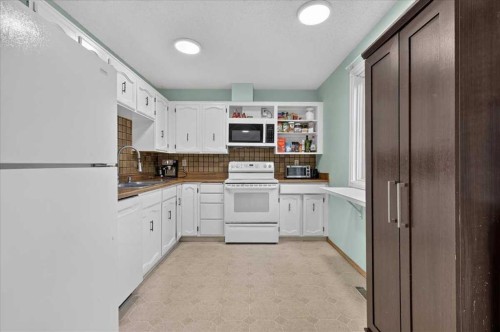 120 Aboyne Place Ne, Calgary, AB - Indoor Photo Showing Kitchen
