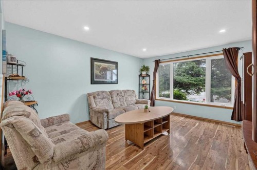 120 Aboyne Place Ne, Calgary, AB - Indoor Photo Showing Living Room