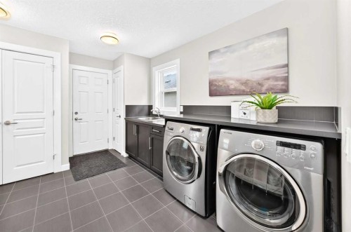 96 Cranarch Heights Se, Calgary, AB - Indoor Photo Showing Laundry Room