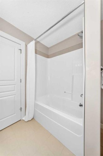96 Cranarch Heights Se, Calgary, AB - Indoor Photo Showing Bathroom