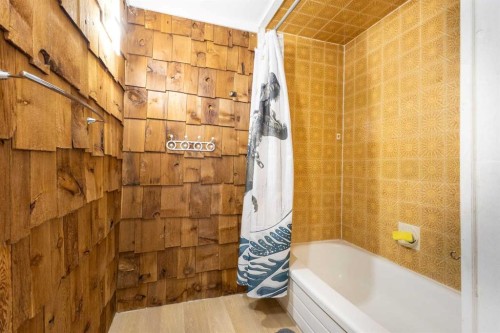 14904 1 Street Se, Calgary, AB - Indoor Photo Showing Bathroom