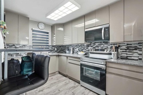 2145 24 Avenue, Didsbury, AB - Indoor Photo Showing Kitchen With Upgraded Kitchen