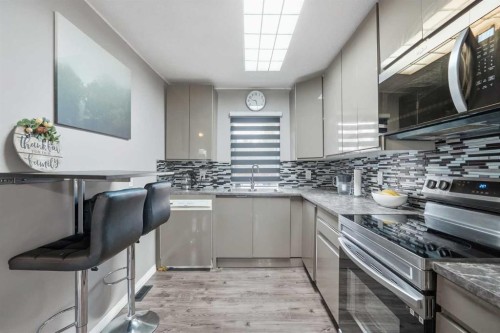 2145 24 Avenue, Didsbury, AB - Indoor Photo Showing Kitchen With Upgraded Kitchen