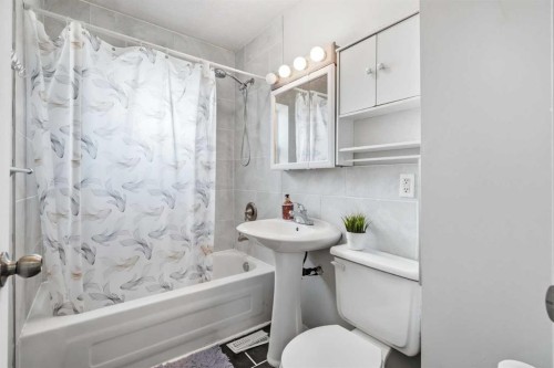 2145 24 Avenue, Didsbury, AB - Indoor Photo Showing Bathroom