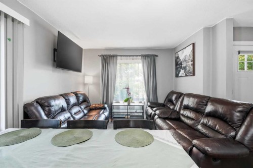 2145 24 Avenue, Didsbury, AB - Indoor Photo Showing Living Room