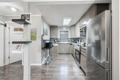 2145 24 Avenue, Didsbury, AB - Indoor Photo Showing Kitchen With Upgraded Kitchen