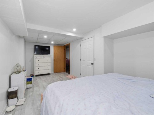 6506 Ranchview Drive Nw, Calgary, AB - Indoor Photo Showing Bedroom