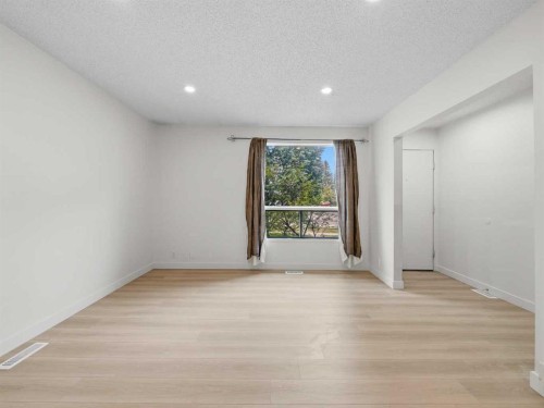 6506 Ranchview Drive Nw, Calgary, AB - Indoor Photo Showing Other Room