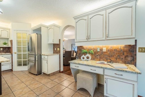46 Mountain Park Drive Se, Calgary, AB - Indoor Photo Showing Kitchen