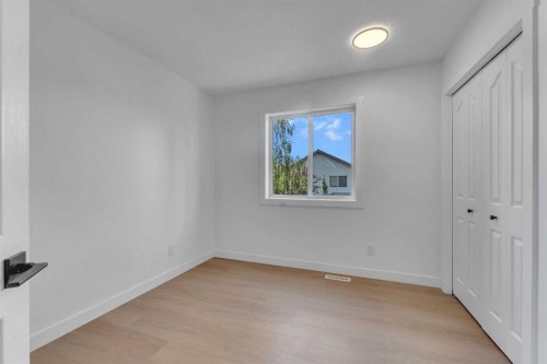 29 Douglas Glen Crescent Se, Calgary, AB - Indoor Photo Showing Other Room