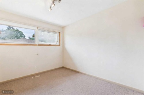 5 Chisholm Crescent Nw, Calgary, AB - Indoor Photo Showing Other Room