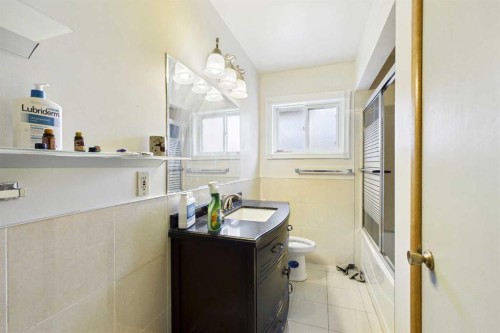 5 Chisholm Crescent Nw, Calgary, AB - Indoor