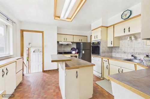 5 Chisholm Crescent Nw, Calgary, AB - Indoor Photo Showing Kitchen