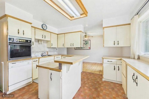 5 Chisholm Crescent Nw, Calgary, AB - Indoor Photo Showing Kitchen