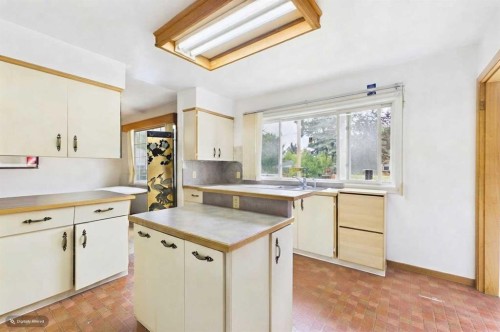 5 Chisholm Crescent Nw, Calgary, AB - Indoor Photo Showing Kitchen