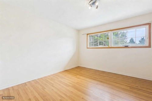 5 Chisholm Crescent Nw, Calgary, AB - Indoor Photo Showing Other Room