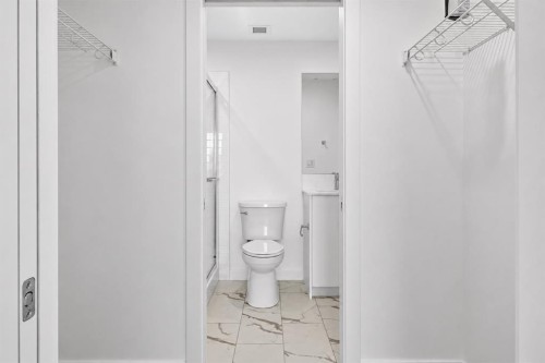 1522-265 Wolf Willow Boulevard Se, Calgary, AB - Indoor Photo Showing Bathroom