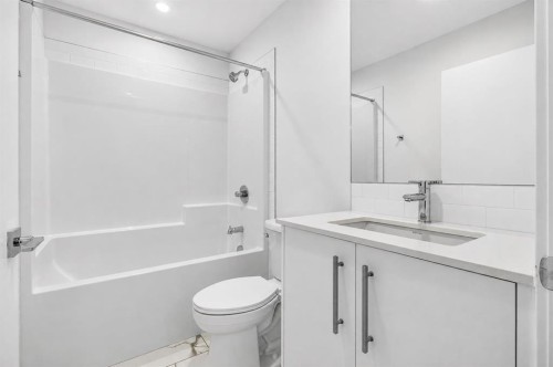 1522-265 Wolf Willow Boulevard Se, Calgary, AB - Indoor Photo Showing Bathroom