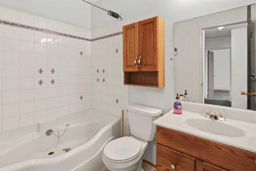 75-175 Manora Place Ne, Calgary, AB - Indoor Photo Showing Bathroom