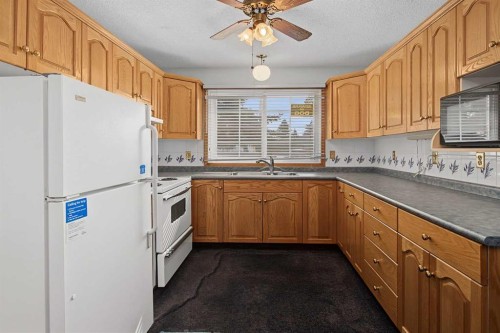 75-175 Manora Place Ne, Calgary, AB - Indoor Photo Showing Kitchen With Double Sink