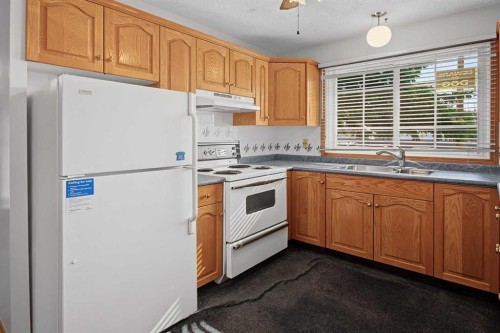 75-175 Manora Place Ne, Calgary, AB - Indoor Photo Showing Kitchen With Double Sink