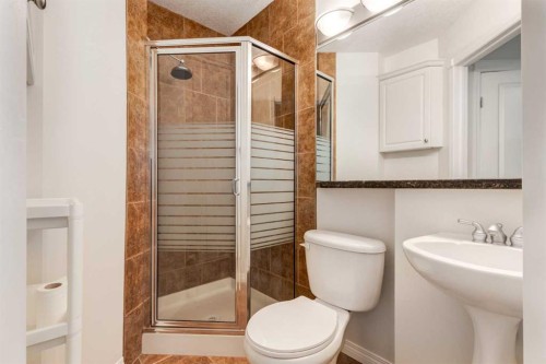 2234 15A Street Se, Calgary, AB - Indoor Photo Showing Bathroom