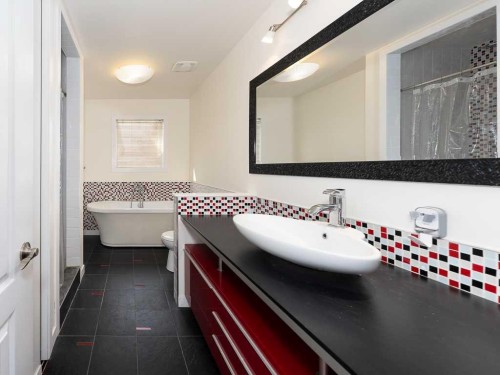 3782 Douglas Ridge Link Se, Calgary, AB - Indoor Photo Showing Bathroom