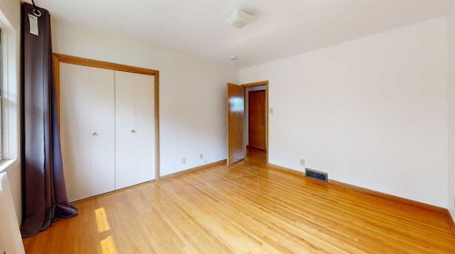 712 55 Avenue Sw, Calgary, AB - Indoor Photo Showing Other Room