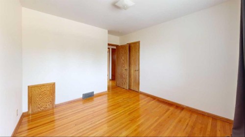712 55 Avenue Sw, Calgary, AB - Indoor Photo Showing Other Room