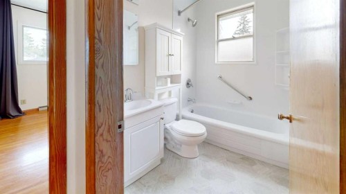 712 55 Avenue Sw, Calgary, AB - Indoor Photo Showing Bathroom