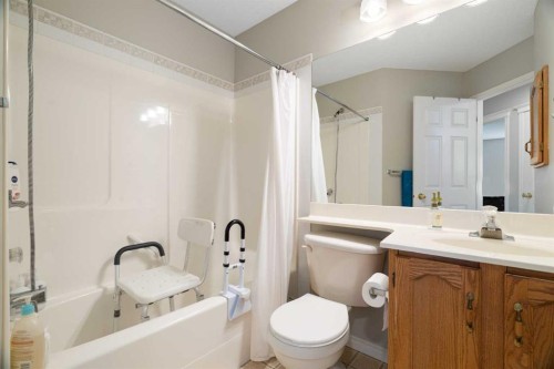 71 Scotia Landing Nw, Calgary, AB - Indoor Photo Showing Bathroom
