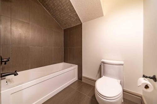 1109 Coopers Drive Sw, Airdrie, AB - Indoor Photo Showing Bathroom