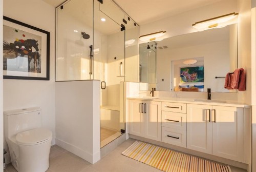 422 6A Street Ne, Calgary, AB - Indoor Photo Showing Bathroom