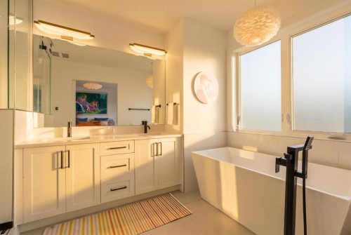 422 6A Street Ne, Calgary, AB - Indoor Photo Showing Bathroom