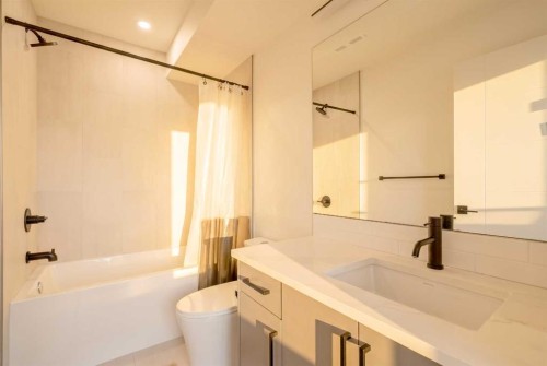 422 6A Street Ne, Calgary, AB - Indoor Photo Showing Bathroom