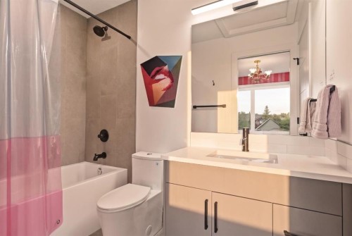 422 6A Street Ne, Calgary, AB - Indoor Photo Showing Bathroom