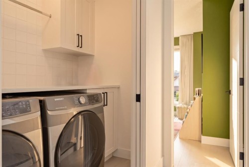 422 6A Street Ne, Calgary, AB - Indoor Photo Showing Laundry Room