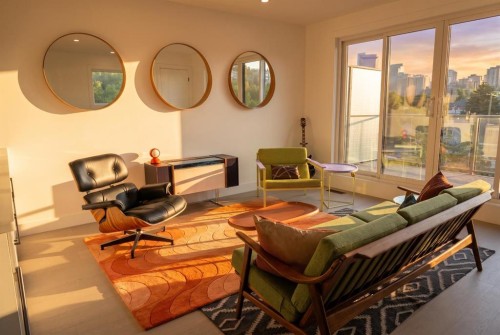 422 6A Street Ne, Calgary, AB - Indoor Photo Showing Living Room