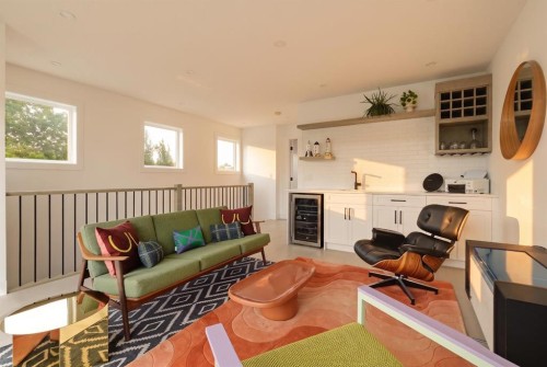 422 6A Street Ne, Calgary, AB - Indoor Photo Showing Other Room