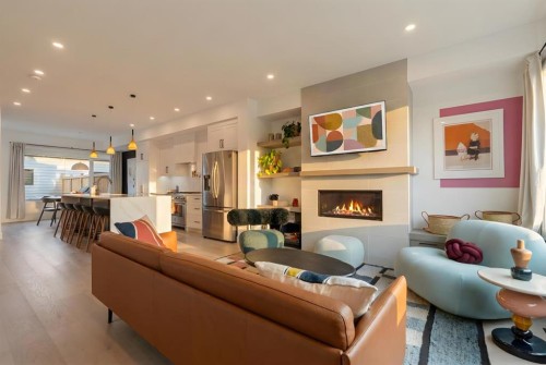 422 6A Street Ne, Calgary, AB - Indoor Photo Showing Living Room With Fireplace