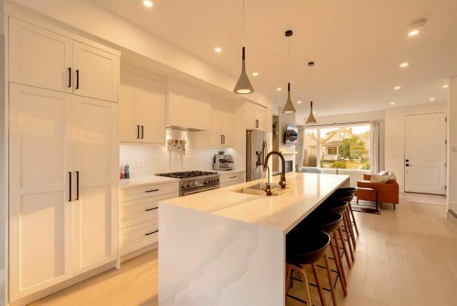 422 6A Street Ne, Calgary, AB - Indoor Photo Showing Kitchen With Upgraded Kitchen