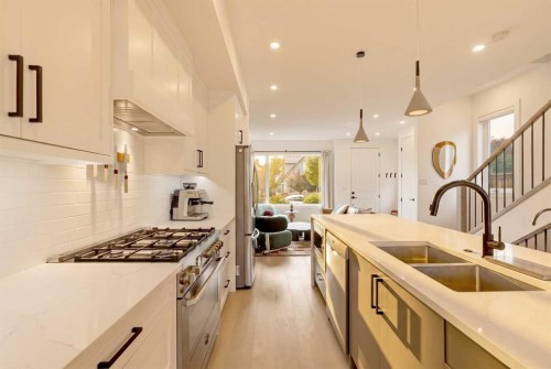 422 6A Street Ne, Calgary, AB - Indoor Photo Showing Kitchen With Double Sink With Upgraded Kitchen