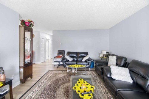 205-8231 Elbow, Calgary, AB - Indoor Photo Showing Living Room