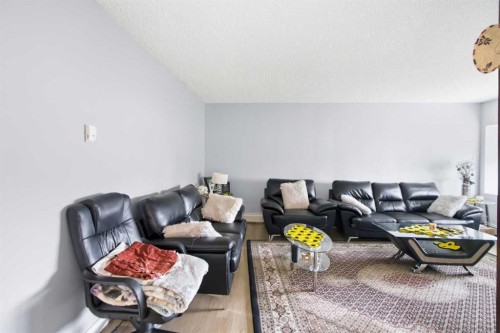 205-8231 Elbow, Calgary, AB - Indoor Photo Showing Living Room