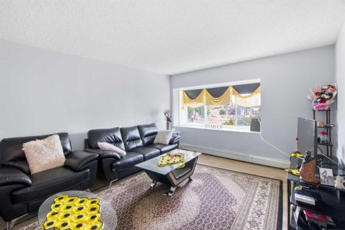 205-8231 Elbow, Calgary, AB - Indoor Photo Showing Living Room